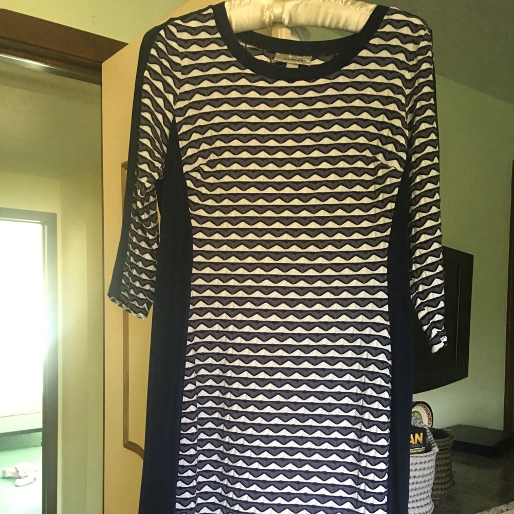 Great flattering dress!